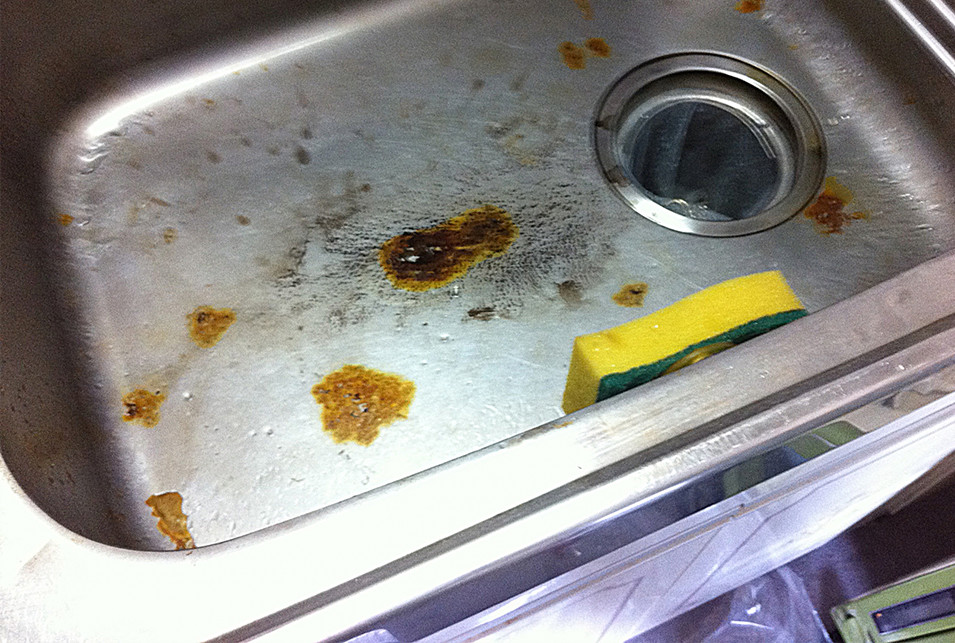 キッチン 台所の 蛇口 シンクのサビ 原因と掃除方法 水垢も落としてピカピカ レスキューラボ