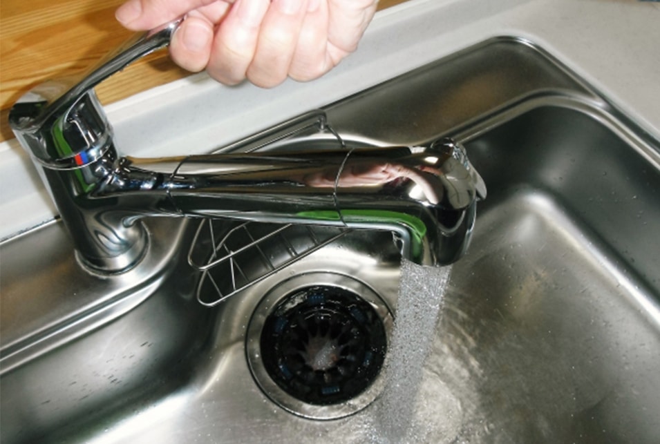 キッチンのシャワーホース 水栓からの水漏れ原因と修理方法とは 生活救急車