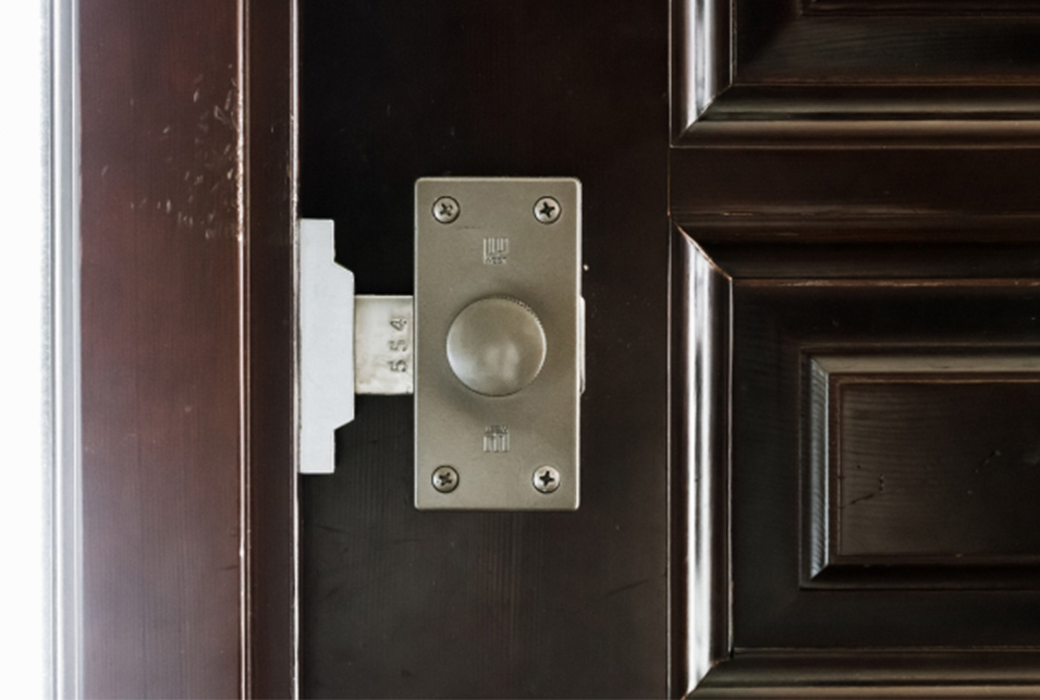 玄関引き戸に鍵を追加（後付）できる簡単な簡易錠・補助錠とは！ | レスキューラボ