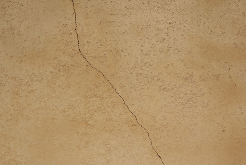 外壁のひび割れ放置で壁紙 床材 クリーニング代が必要になる話 レスキューラボ