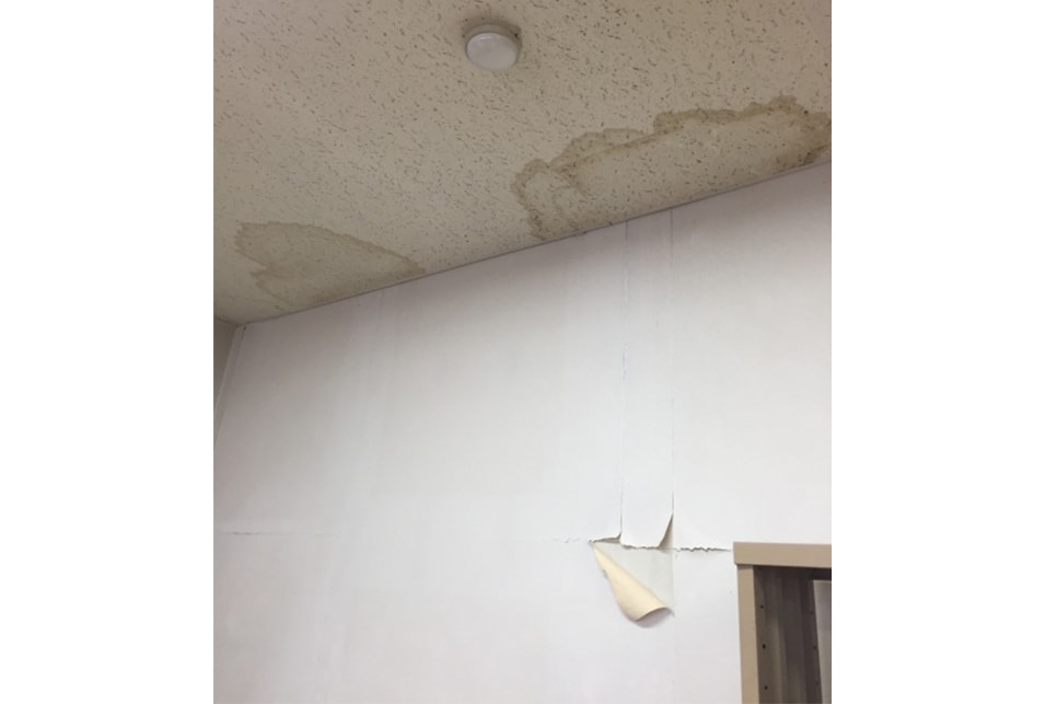 天井からの水滴は結露 雨漏り 判別と対処方法 レスキューラボ